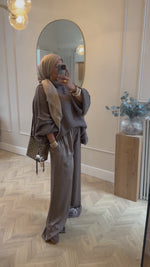 Chargez et lisez la vidéo dans la visionneuse Galerie, Pantalon SATIN  Taupe
