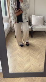 Chargez et lisez la vidéo dans la visionneuse Galerie, Pantalon SATIN  beige

