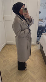 Chargez et lisez la vidéo dans la visionneuse Galerie, Trench coat Laine taupe
