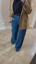 Chargez et lisez la vidéo dans la visionneuse Galerie, Jeans denim  bleu coupe large , à cordon
