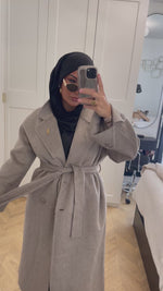 Chargez et lisez la vidéo dans la visionneuse Galerie, Trench coat Laine taupe
