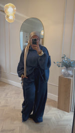 Chargez et lisez la vidéo dans la visionneuse Galerie, Pantalon SATIN Bleu Marine
