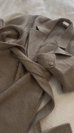 Chargez et lisez la vidéo dans la visionneuse Galerie, Trench coat Laine taupe
