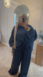 Chargez et lisez la vidéo dans la visionneuse Galerie, Pantalon SATIN Bleu Marine
