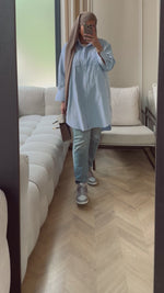 Chargez et lisez la vidéo dans la visionneuse Galerie, Chemise coton oversize bleu
